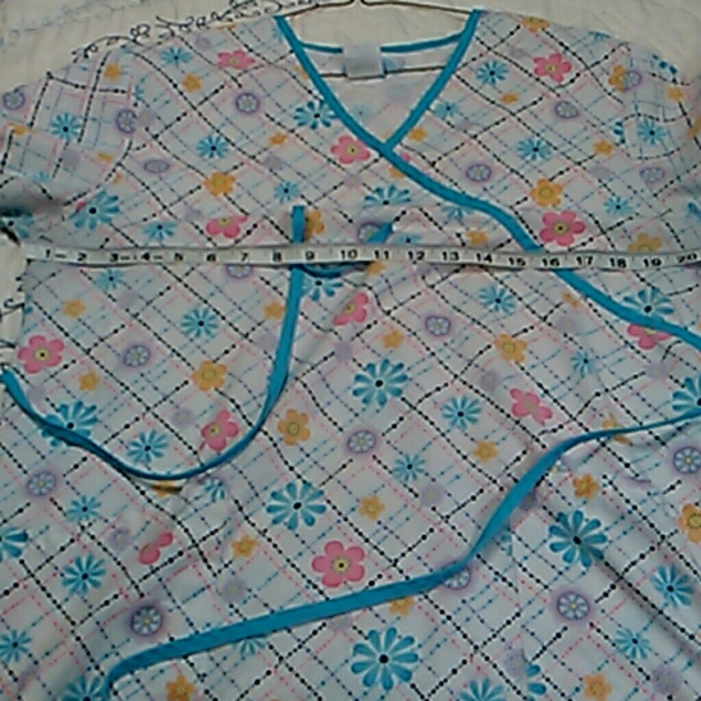 SB Scrubs brand used scrub top M 21" bust white